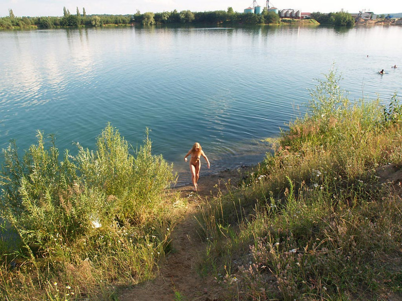 Голая девка в поле привлекает внимание мужиков 2 фото